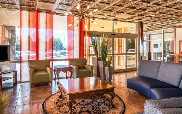 Clarion Inn & Suites University Center