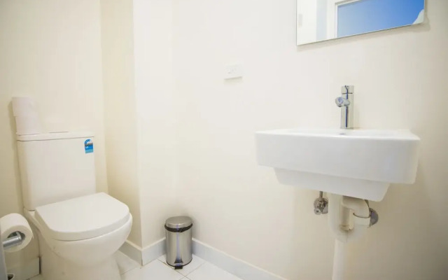 Convenient Rockdale Apartment Next To Station & Beach