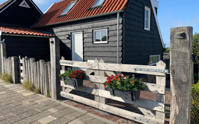 Dijkhofje, dichtbij strand, zee en meer.