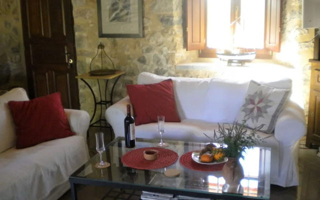 Holiday Home With Garden in Leonidio