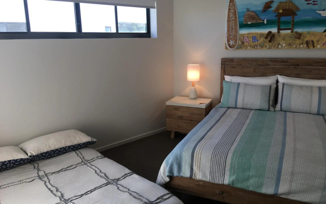 NEW UPMARKET COMFORTABLE 2 Bed, 2 Bath, OCEAN VIEWS, 250m to BUDDINA BEACH! – Guest Rooms – Buddina