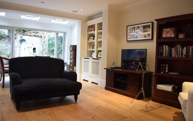 4 Bedroom Family House in Shepherd's Bush