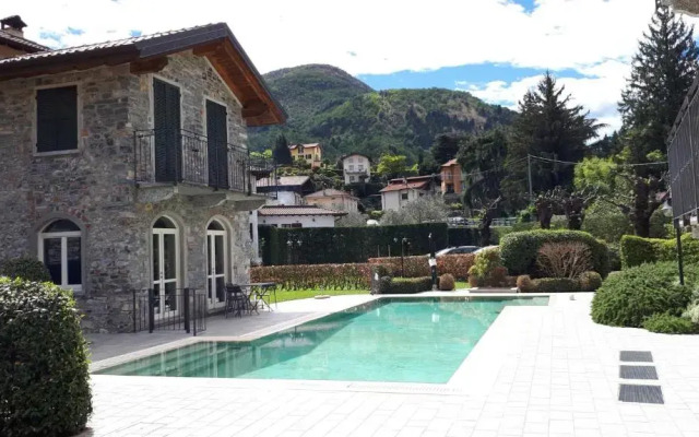 BELLAGIO DREAMS APT, pool, with private garden, near lake