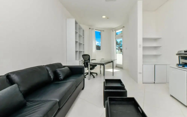 Ocean Front 7-bedroom 7-bath Sunset Views Malmok!