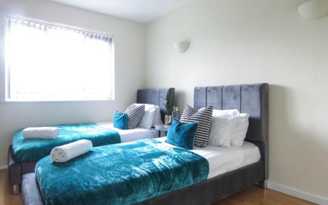Tudors eSuites 3 Bedroom Apartment 6 Beds & Parking