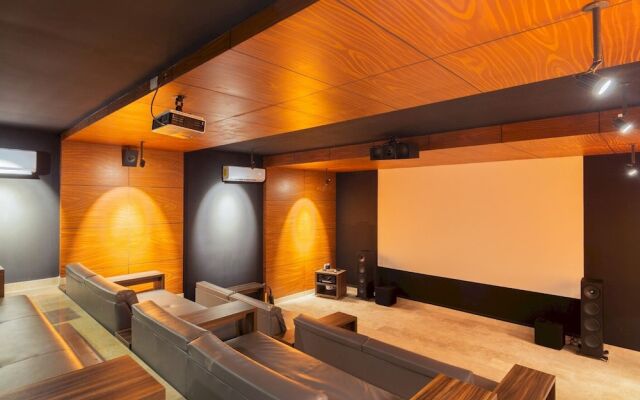Stunning 2BR Condo Breathtaking Sky Bar Rooftop Pool Gym