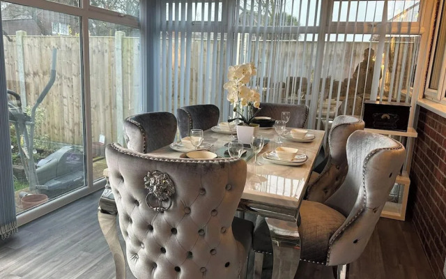 4 Bedroom Seaside House in Clacton-on-sea Sleeps 8