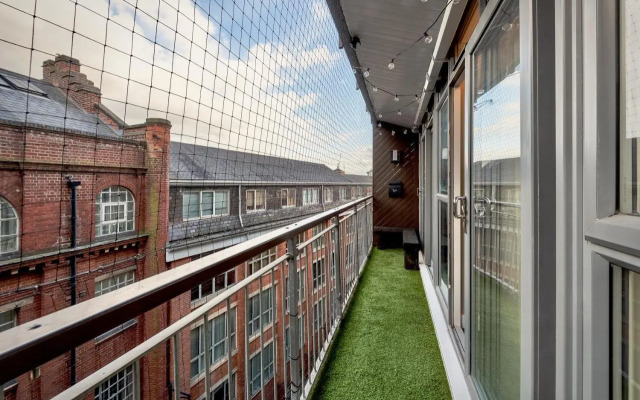 The Acacia, Luxury with Private Balcony + Parking