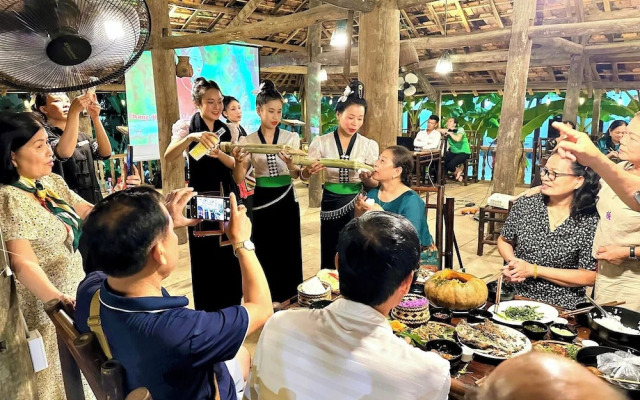 Mini Dien Bien Riverside Hotel - Lang Thai