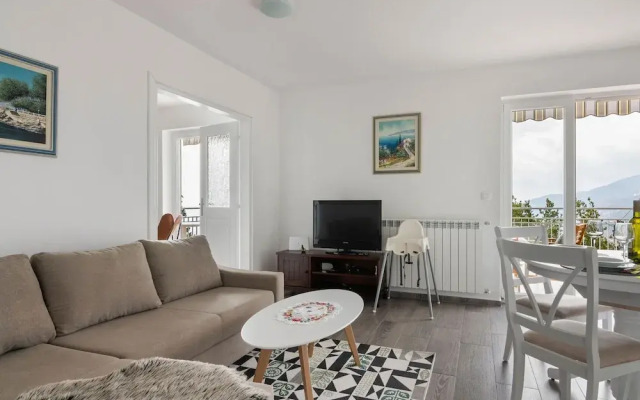 Lovely Apartment in Veprinac With Private Terrace