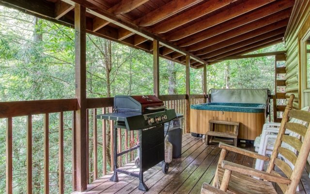 Heavenly Heights - Great Location! Close To All The Action! 2 Bedroom Cabin by Redawning