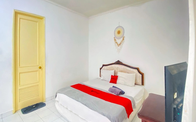 RedDoorz Near Taman Bunga Nusantara 2 – Guest Rooms – Cipanas