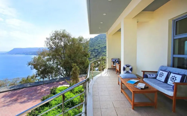 Seafront home 4' walk to private beach