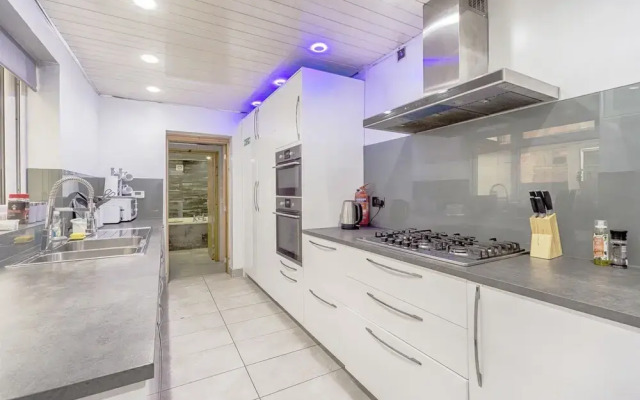 Charming 5-bed House in Birmingham