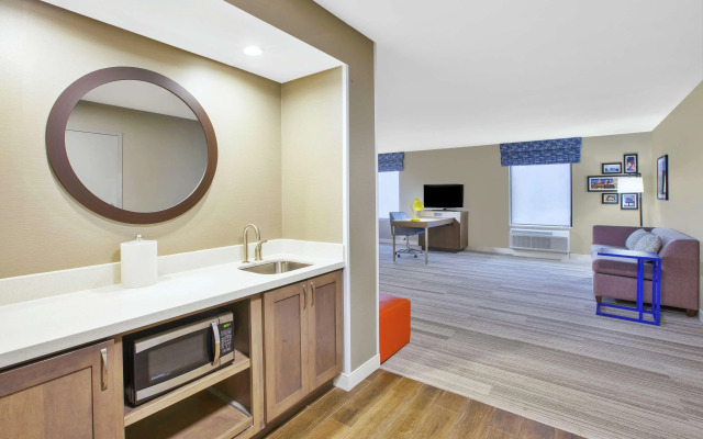 Hampton Inn & Suites Oakwood Village-Cleveland