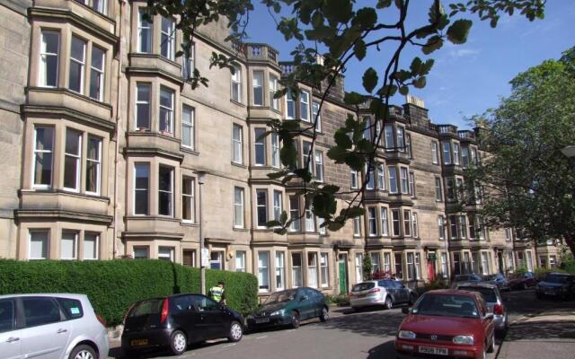 380 Charming one bedroom property in an attractive residential area with great cafes, restaurants and shops nearby