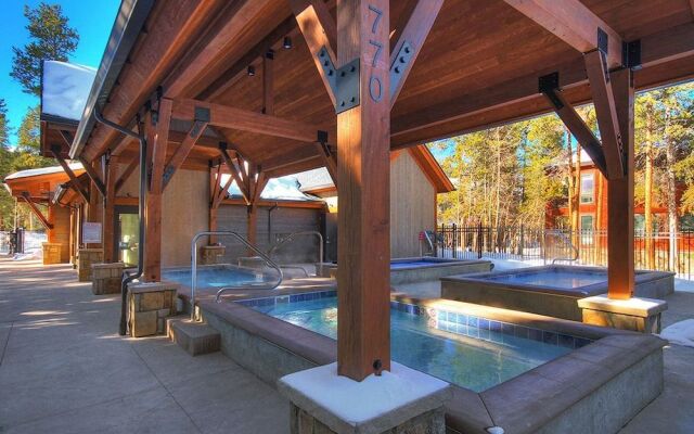 Mountainwood 301 2 Bedroom Condo by RedAwning