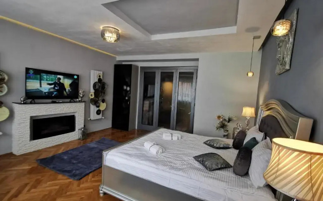 Crystal Central Apartment