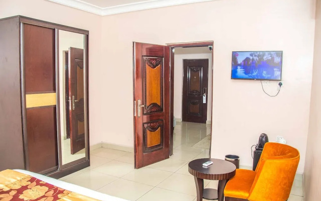 Royal Crest Hotel & Suites
