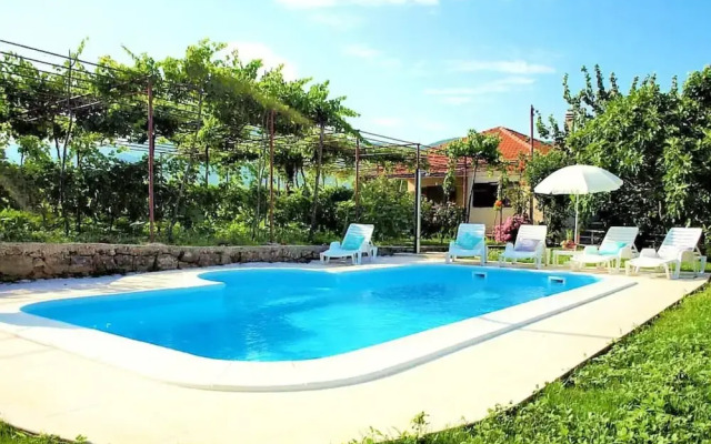 Sunflower House With a Pool and Large Garden
