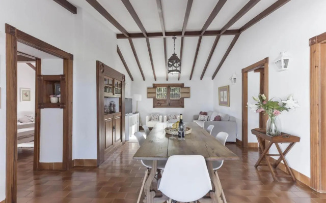 Rural House Los Orovales with Terrace and Parking