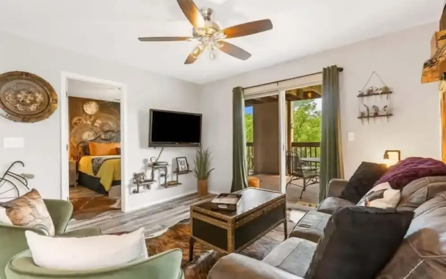 Time Traveler Suite - Private Balcony