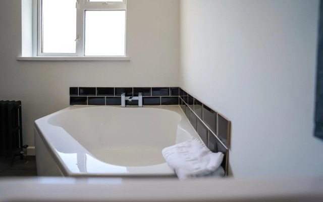 Planet St - Whole House with Parking