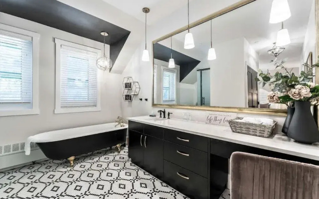 The Inn On Officers Garden