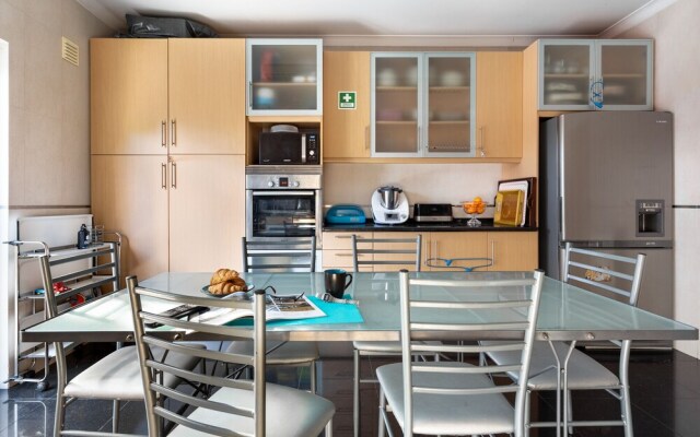 ALTIDO Stunning 4-BR house w/Private Yard in Estoril