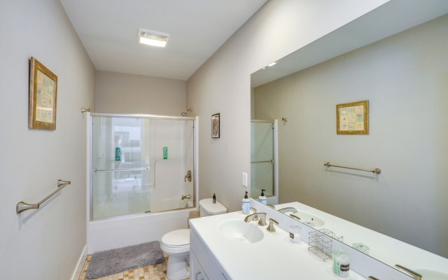 6 Mi to Tanglewood! High-end Lee Apartment