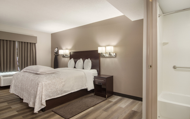 Red Roof Inn PLUS+ & Suites Erie