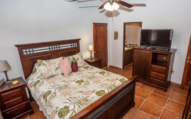 Gecko Getaway 2 Bedroom Condo by RedAwning