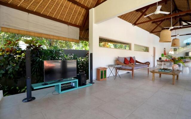 "stunning 4 Bedrooms Private Pool Villa in Canggu"