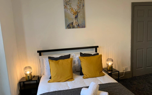 Rectory - Lovely 4 bedroom maisonette Gateshead free parking