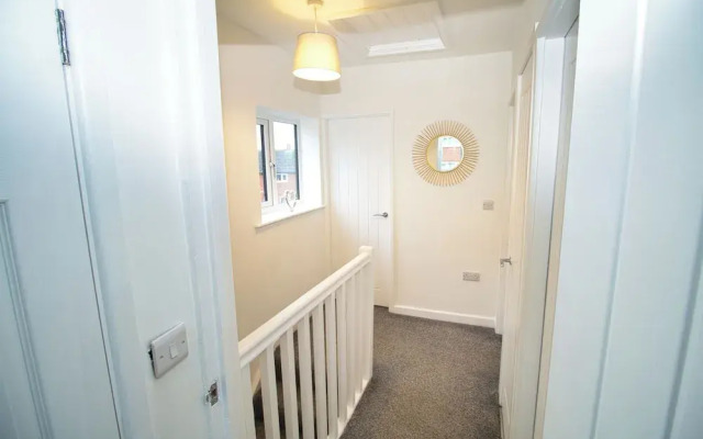 Spacious 3 Bed House - Newly Refurbished