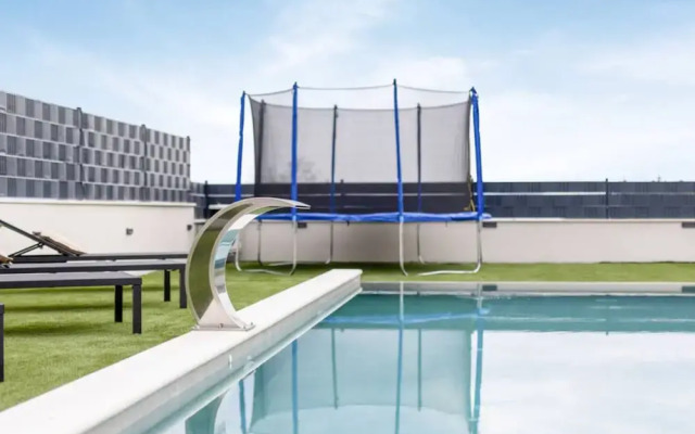 Moonlit Mirage Villa With Pool, Gym and Sauna