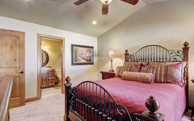 Lofty Fox Villa by RedAwning