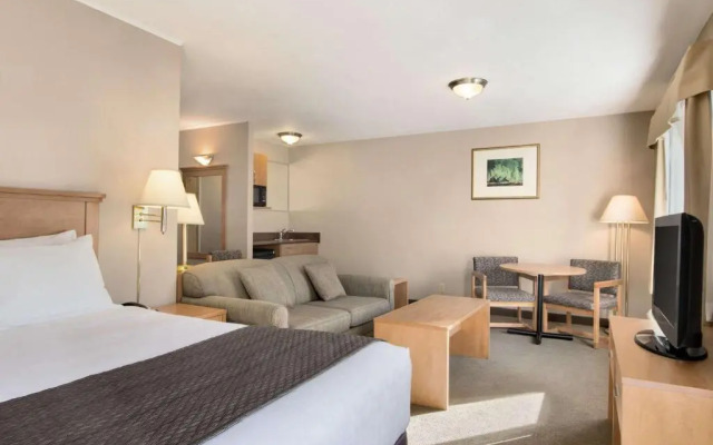 Days Inn & Suites - Thunder Bay