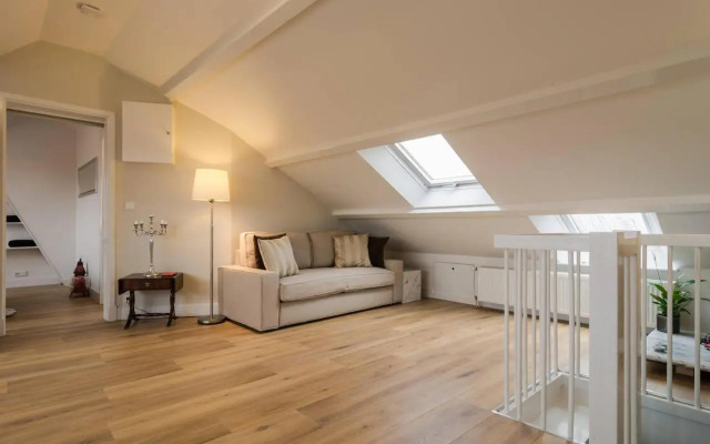 Beautiful penthouse near Rai and centre