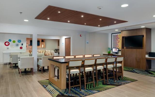 Holiday Inn Express Alpharetta - Roswell by IHG
