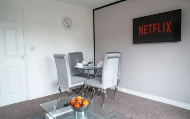 Contractorscleancharming 2-bed House in Coventry