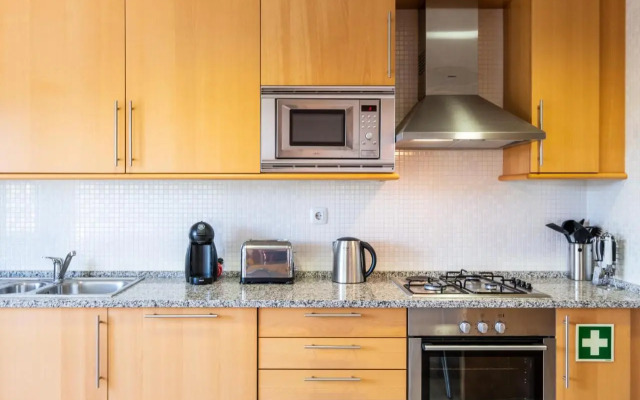 #069 Stunning Flat Near New Town w Pool View