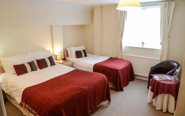 Pettifers Freehouse Hotel