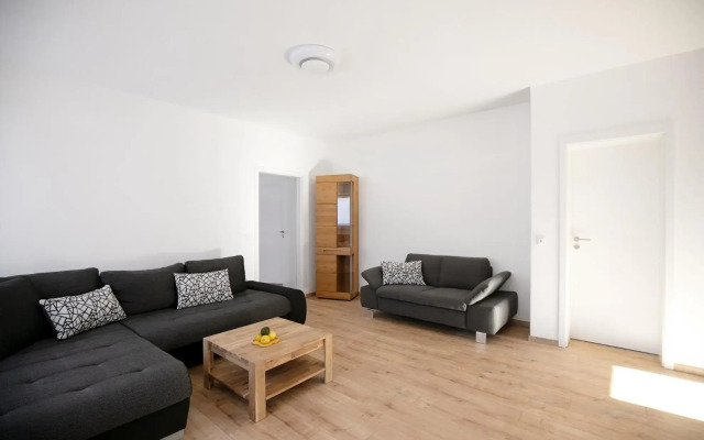 Sunlit Garden & Mountain Apartment