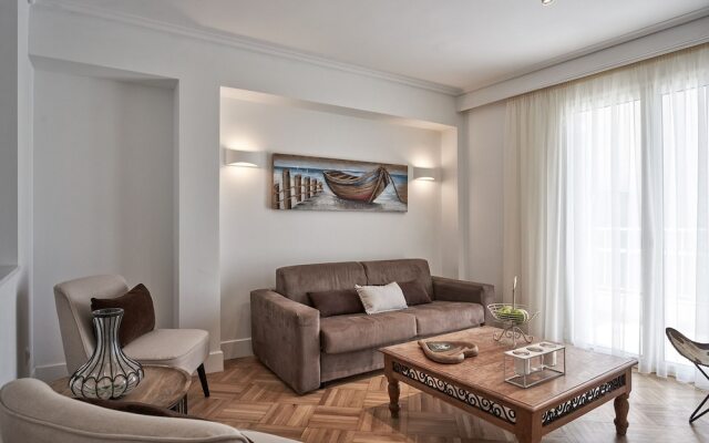 Marvelous n Bright Apartment next to Megaro Mousikis
