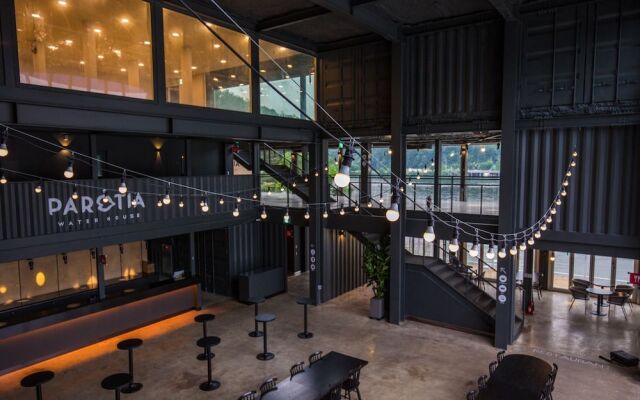 Parotia Waterhouse Hotel