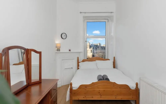Bright 2 Bedroom Flat on Leith Walk