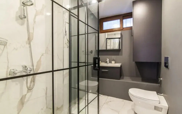 Amazing Flat Near Kennedy Avenue in Fatih