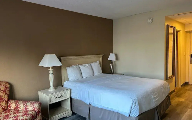 Hilltop Inn & Suites