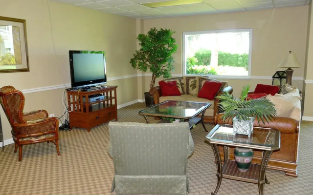 Cozy Beachfront Condo With Pool and Ocean Views